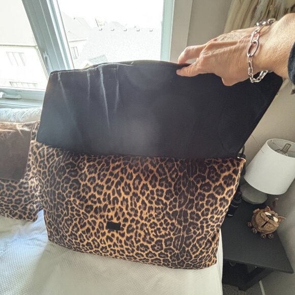 2 Large Decorative Pillows  - comes with pillow inserts - Picture 2 of 9